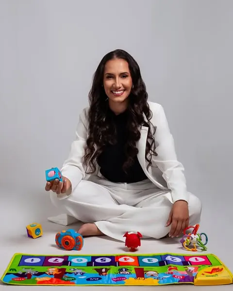 Kariny Polyana em ambiente de fisioterapia pediátrica da Angel em Brusque
