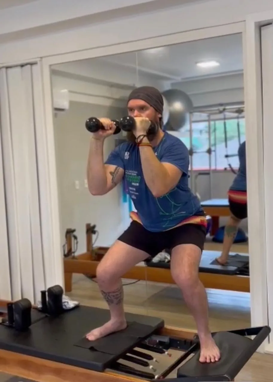 Pilates e fisioterapia para adultos com agachamento no Reformer em Brusque na Angel