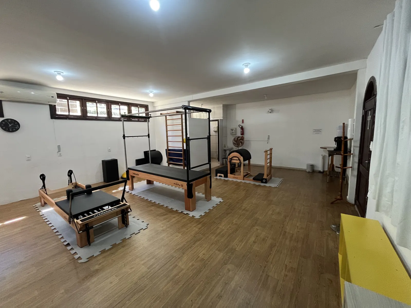 Sala de aparelhos da Angel Pilates e Fisioterapia Azambuja em Brusque